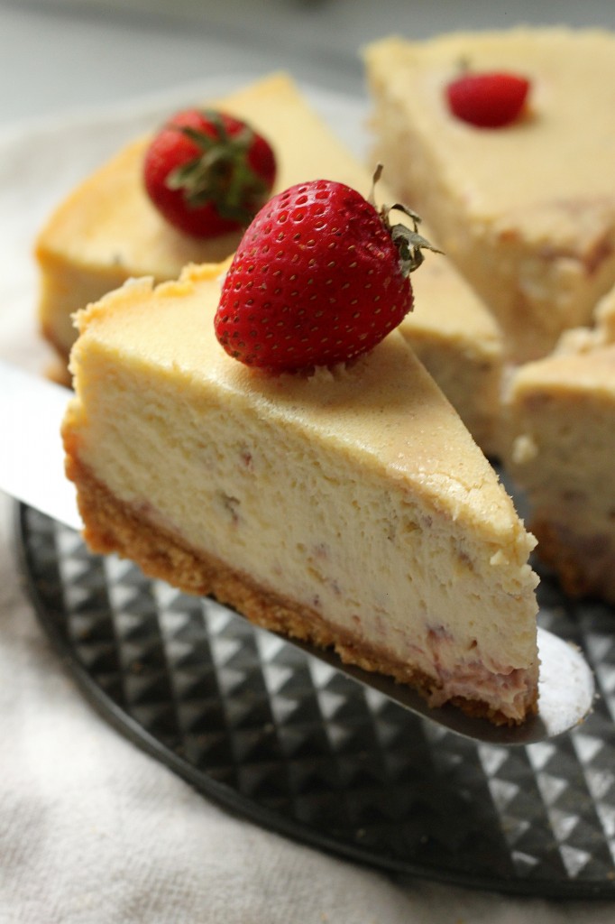 Roasted Strawberry Greek Yogurt Cheesecake 