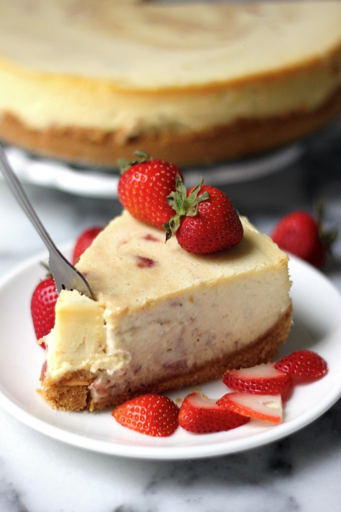 Roasted Strawberry Greek Yogurt Cheesecake 