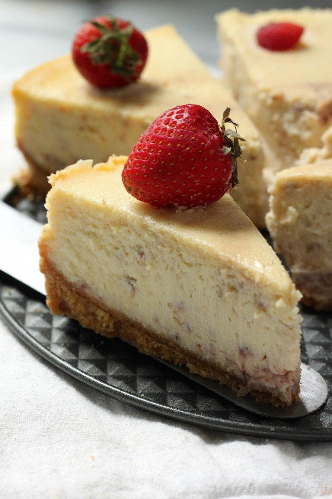 Roasted Strawberry Greek Yogurt Cheesecake 