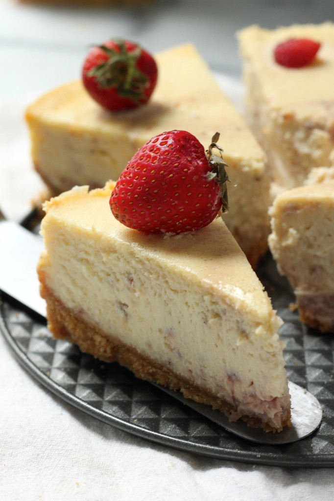 Roasted Strawberry Greek Yogurt Cheesecake 