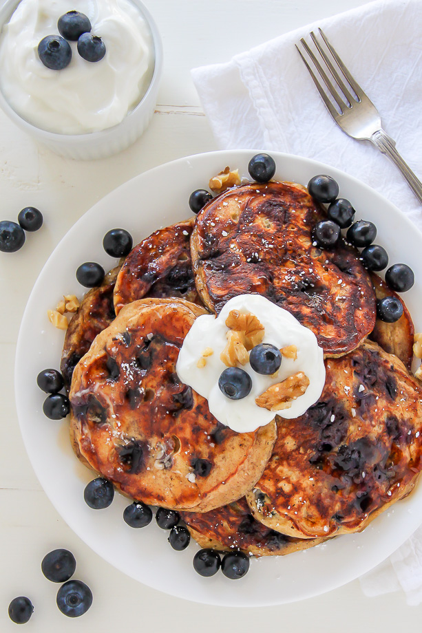 Whole Wheat Greek Yogurt Blueberry Pancakes made in one bowl! Click through for the recipe. Bakerbynature.com