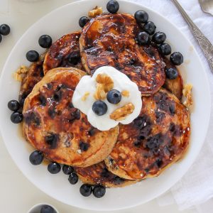 Whole Wheat Greek Yogurt Blueberry Pancakes made in one bowl! Click through for the recipe. Bakerbynature.com