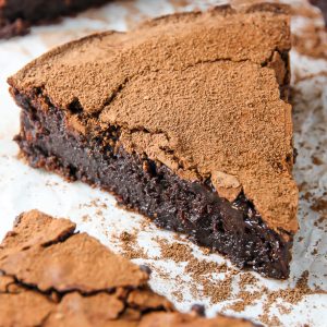 Decadent flourless chocolate cake that tastes just like a fudge brownie!