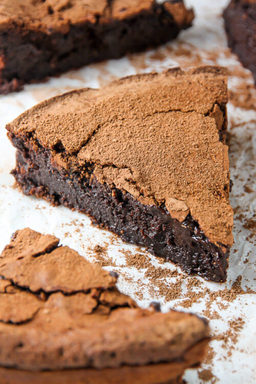 Decadent flourless chocolate cake that tastes just like a fudge brownie!