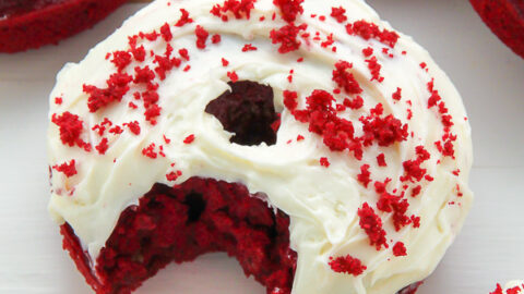 Donat Red Velvet dengan cream cheese frosting, manis dan lembut di setiap gigitan