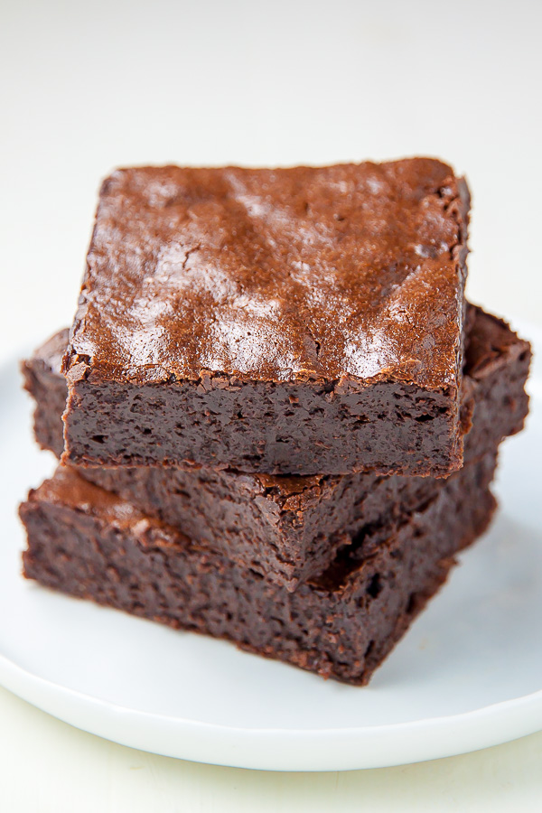 Flourless Fudge Brownies made with healthier ingredients! This recipe is a game changer.