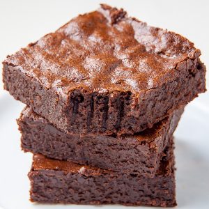 Flourless Fudge Brownies made with healthier ingredients! This recipe is a game changer.