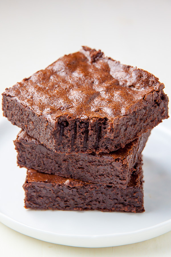 Flourless Fudge Brownies made with healthier ingredients! This recipe is a game changer.