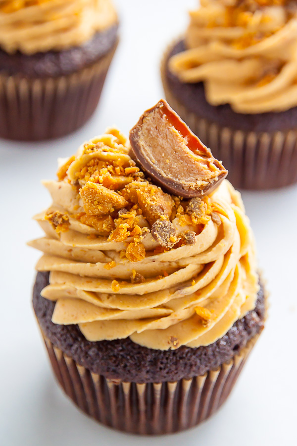 Moist and fluffy Chocolate Peanut Butter Cupcakes topped with Peanut Butter Butterfinger Frosting! These are incredible.