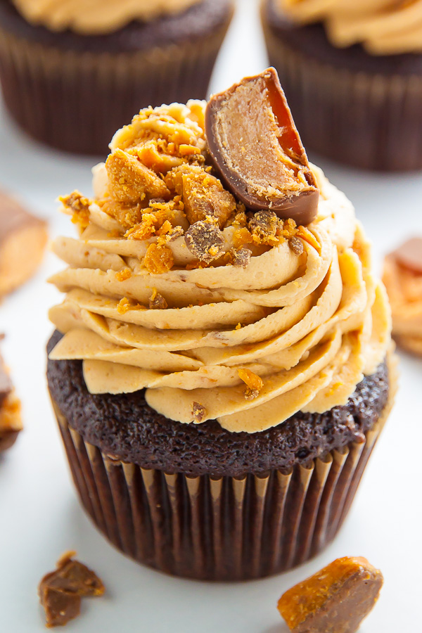 Moist and fluffy Chocolate Peanut Butter Cupcakes topped with Peanut Butter Butterfinger Frosting! These are incredible.