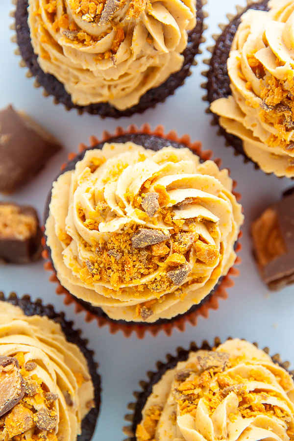 Moist and fluffy Chocolate Peanut Butter Cupcakes topped with Peanut Butter Butterfinger Frosting! These are incredible.