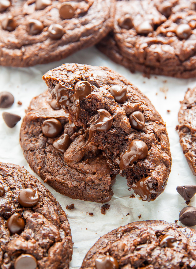 Extra Chewy Chocolate Fudge Cookies! Rich, chocolatey, vegan goodness.