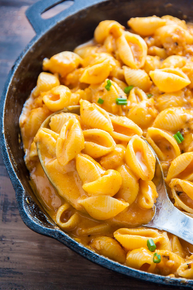 Creamy, spicy, and incredibly flavorful Sriracha Mac and Cheese!