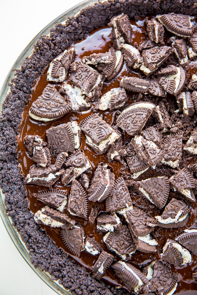 No oven required for this No-Bake Chocolate Oreo Pie!