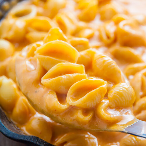 Creamy, spicy, and incredibly flavorful Sriracha Mac and Cheese!