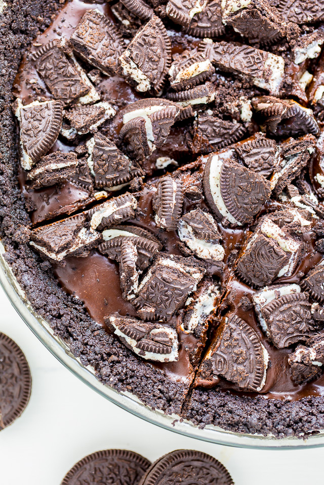 No oven required for this No-Bake Chocolate Oreo Pie!