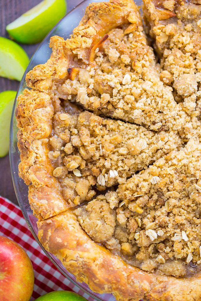 Incredibly delicious Brown Butter Oatmeal Crumb Apple Pie! Everyone will beg you for this recipe.