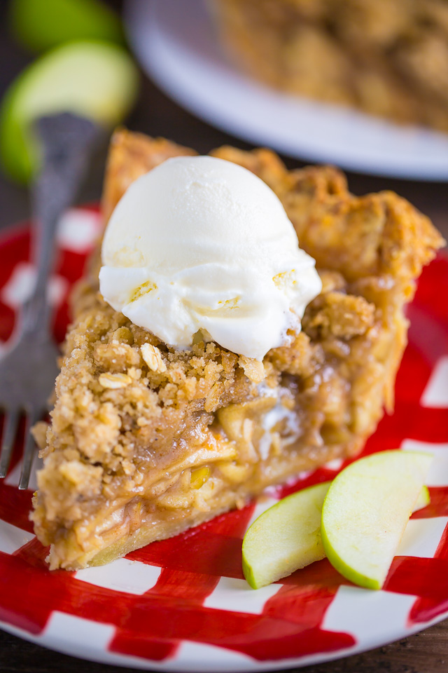 Incredibly delicious Brown Butter Oatmeal Crumb Apple Pie! Everyone will beg you for this recipe.