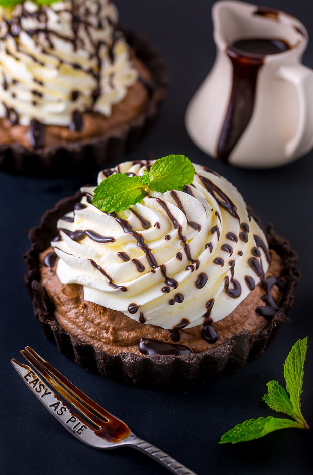 Adorable and absolutely delicious Mini Mint Chocolate Cream Pies! These little cuties are winners all around.