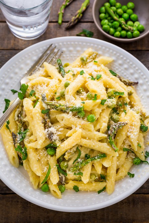 Creamy Alfredo Mac and Cheese with Spring Peas and Asparagus Baker by Nature