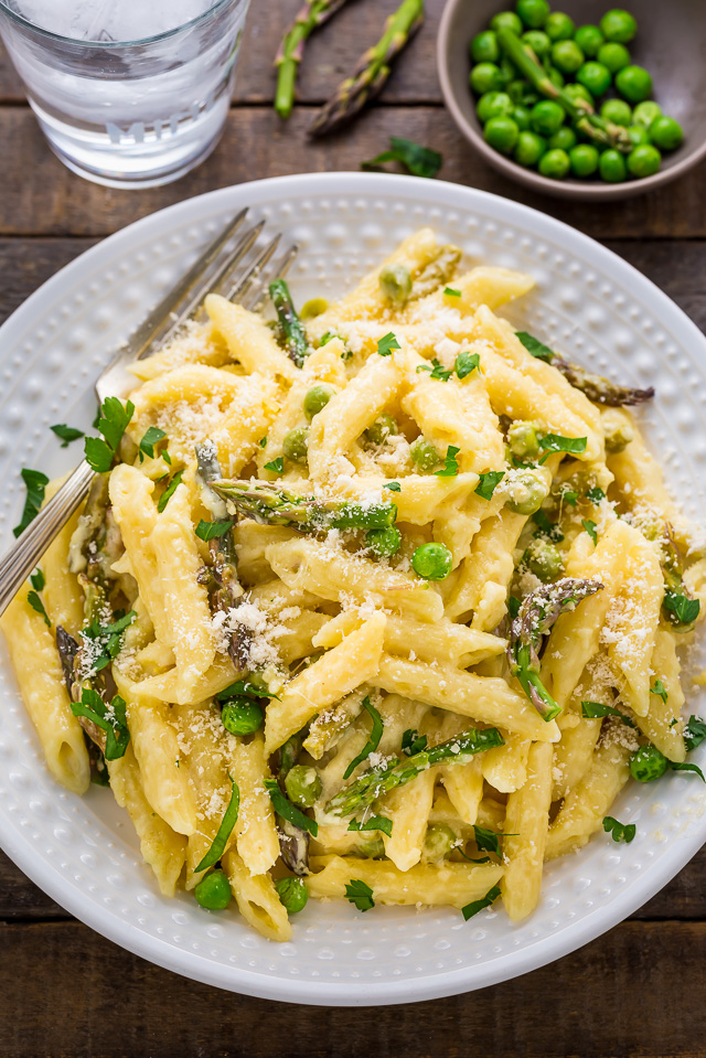 Creamy Alfredo Mac and Cheese loaded with Spring Peas and Asparagus! YUM. 