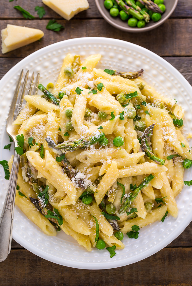 Creamy Alfredo Mac and Cheese loaded with Spring Peas and Asparagus! YUM. 