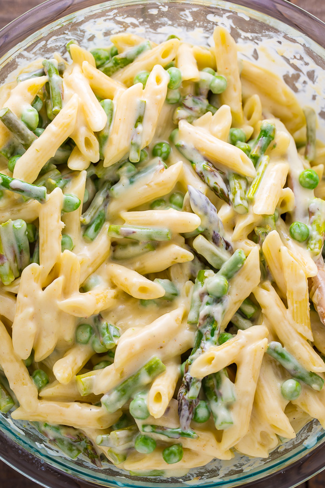 Creamy Alfredo Mac and Cheese loaded with Spring Peas and Asparagus! YUM. 