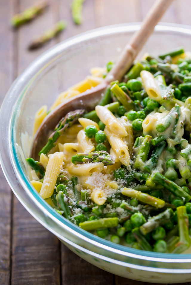 Creamy Alfredo Mac and Cheese loaded with Spring Peas and Asparagus! YUM. 