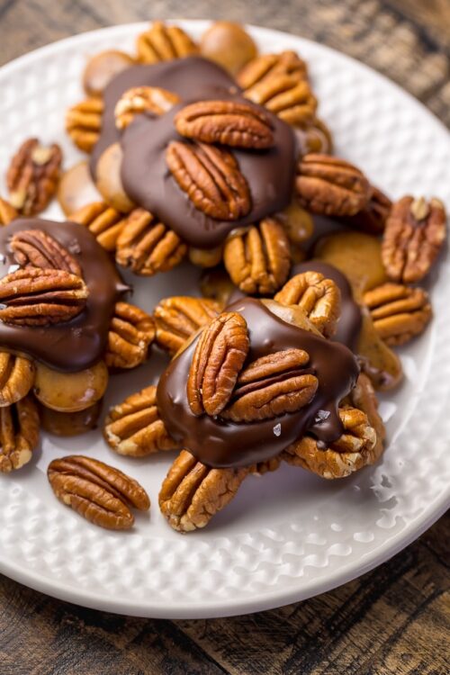 Super easy homemade turtle candies with salted caramel and dark chocolate!