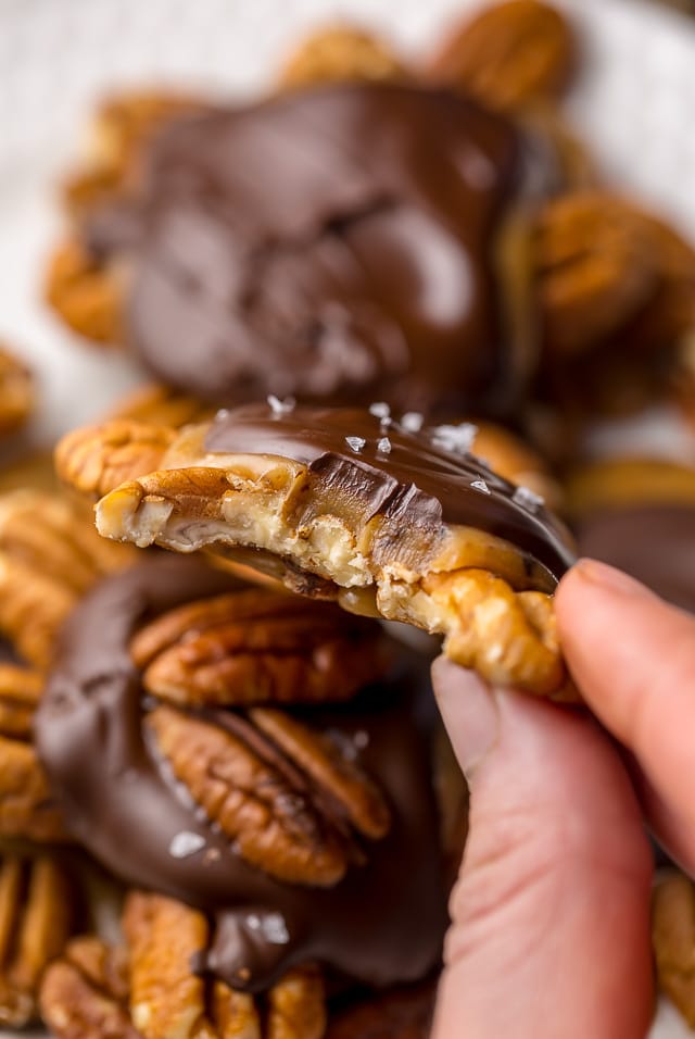 Super easy homemade turtle candies with salted caramel and dark chocolate!