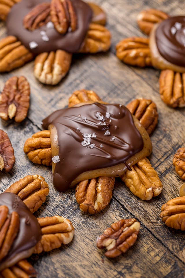 Super easy homemade turtle candies with salted caramel and dark chocolate!