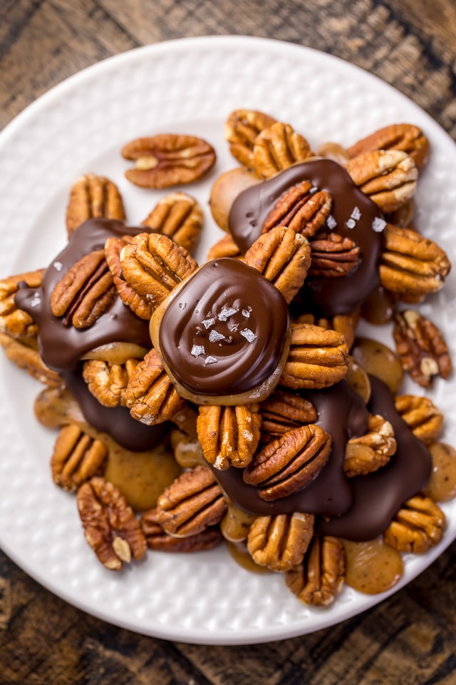 Super easy homemade turtle candies with salted caramel and dark chocolate!