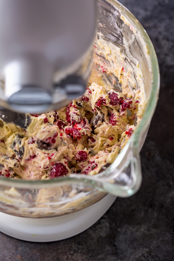 Mmm... these Dark Chocolate Chunk Raspberry Crumb Muffins are so easy and delicious! Perfect for breakfast or brunch.