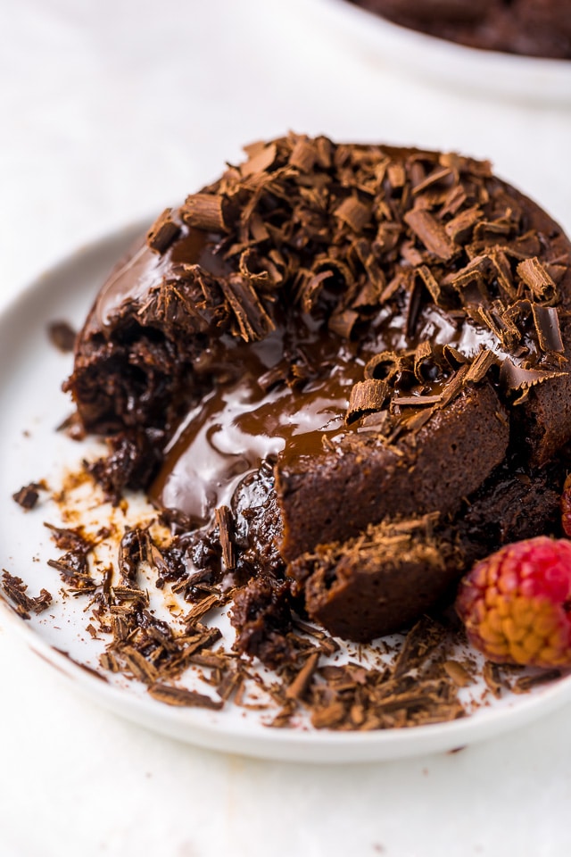 deze gemakkelijk gesmolten chocolade lava Cakes voor twee zijn zo heerlijk en perfect voor Valentijnsdag! Een rijk, decadent en romantisch chocoladedessertrecept dat iedereen thuis kan maken!