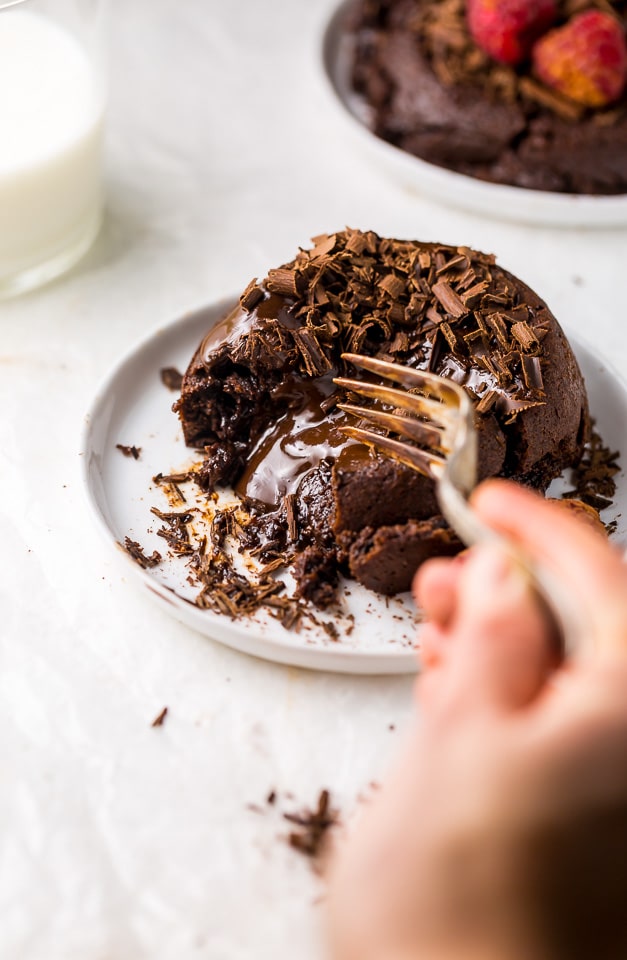  Estos Pasteles de Lava de Chocolate Fundido Fáciles para Dos son tan deliciosos y perfectos para el Día de San Valentín. Una rica, decadente y romántica receta de postre de chocolate que cualquiera puede hacer en casa.