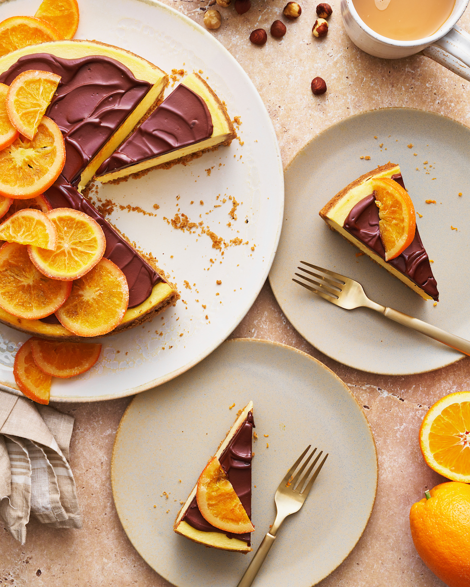 How stunning is this Orange Mascarpone Cheesecake with Chocolate Ganache?! Featuring a crunchy hazelnut graham cracker crust, creamy orange cheesecake filling, and silky smooth chocolate ganache, this recipe is a total showstopper! A must for anyone who loves the combination of chocolate and orange.