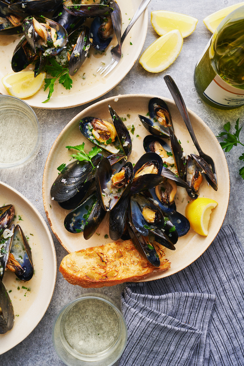 Mussels Recipe With White Wine Garlic Sauce Baker By Nature 